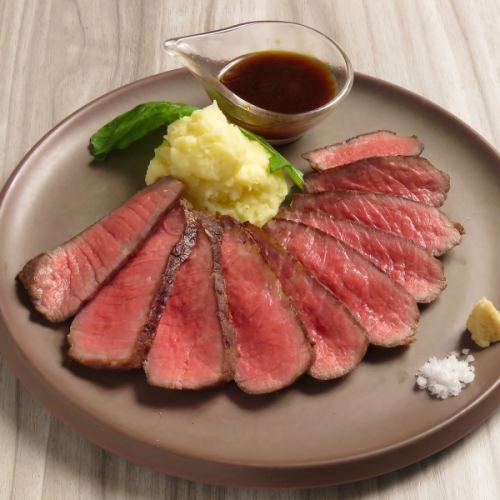 Charcoal-grilled tagliata of lean beef from Hokkaido