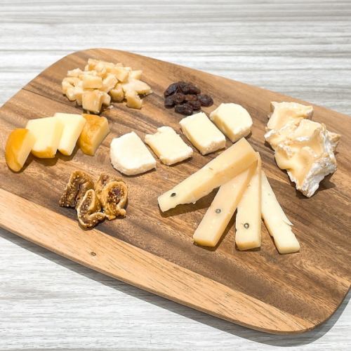 A platter of 5 kinds of handmade cheese from Chichibu Yamanami Workshop.