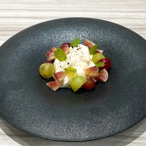 用北海道馬蘇里拉起司製作的葡萄無花果卡普雷沙拉