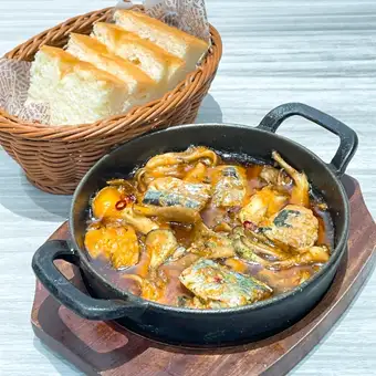 Sanma (Pacific saury) and mushroom ajillo