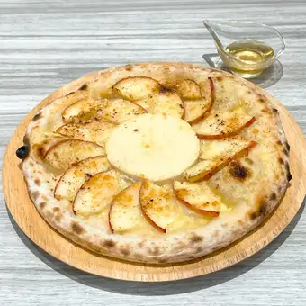 Baked apple and Camembert pizza with cinnamon flavor.