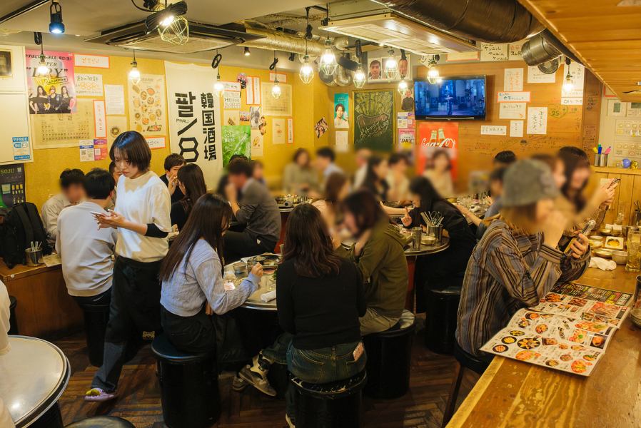 気軽に楽しく過ごせる、そんな酒場をイメージしてみました♪大衆居酒屋な雰囲気の中で様々な韓国料理をお楽しみいただけます。他にも定番のアラカルトもご用意♪ご友人やカップルで過ごすも良し!会社仲間と飲み合うのも良し!会社帰りにふらっと寄っても良し!居心地の良い雰囲気で料理と様々なお酒をご堪能ください。
