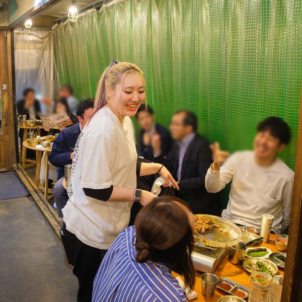 賑やかな雰囲気とは違い、酒場ならではの開放感のある落ち着いたお席もご用意しております。ご友人同士でゆっくり飲み食いしたい、会社帰りに飲んでいきたい、そんな方も大歓迎です!是非お立ち寄り頂き、自慢のお料理と一緒に普段とは違うひとときをお楽しみください。ランチタイムも◎【名駅/サムギョプサル/韓国料理】