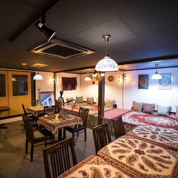 【異国情緒あふれる空間】当店は、まるで異国にいるかのような雰囲気を楽しめる特別な場所です。柔らかな照明が灯る室内は、心地よい空間を演出し、くつろぎながら過ごすにはぴったりです。カラフルなクッションや装飾が施された座席は、友人や家族とリラックスした時間を共有するのに最適です。