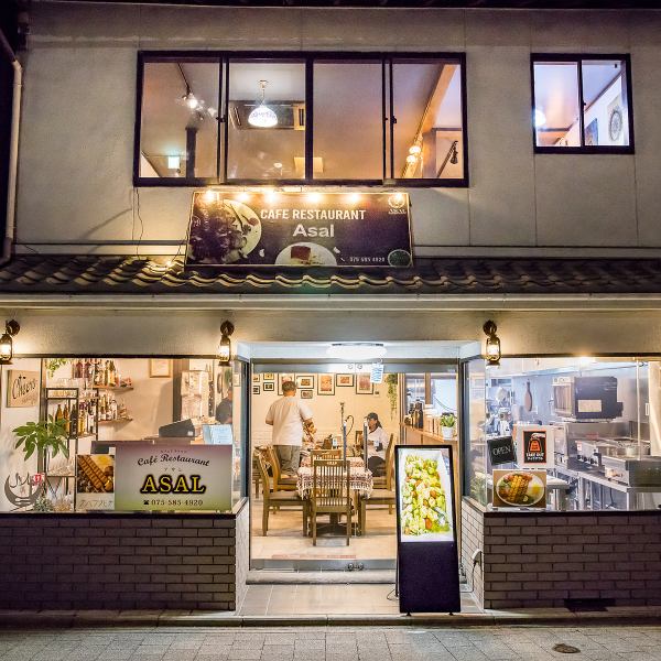 京都駅から徒歩10分という便利な立地にありながら、静かな隠れ家のような雰囲気を持つカフェレストランです。店内には温かみのある木の温もりが感じられ、居心地の良い空間が広がっています。多彩なメニューは、地元の素材を生かした料理が揃っており、特にランチメニューは観光客の方にも好評です。