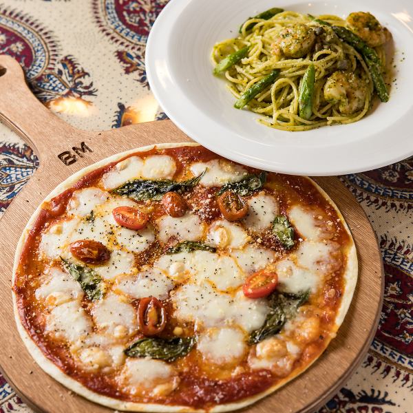 チーズや野菜をたっぷり使ったピザ