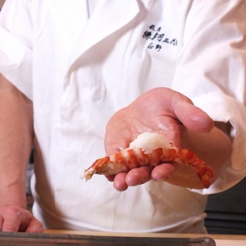 熟練した技から作り出される極上の寿司と料理の数々