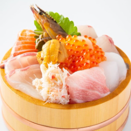 통에서 넘칠 정도로 담긴 호쾌한 해물 덮밥을 즐길 수 있다.