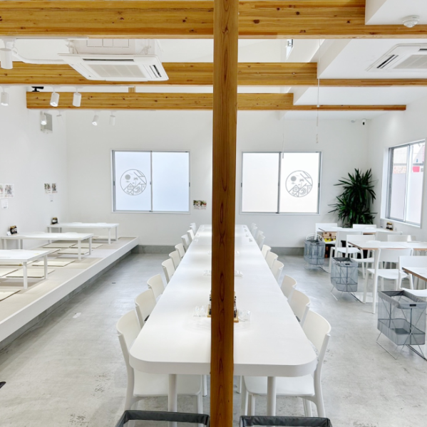 《Counter Seats》 22 seats in total!! The shop has a simple and stylish space based on white and wood grain, so anyone can feel free to visit! We also welcome solo customers. Please use it♪