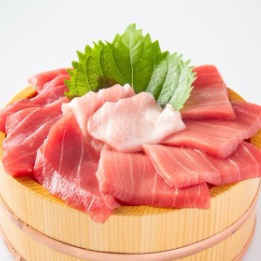 【油脂入口即化的味道★】特选蓝鳍金枪鱼盖饭 2,100日元（含税）