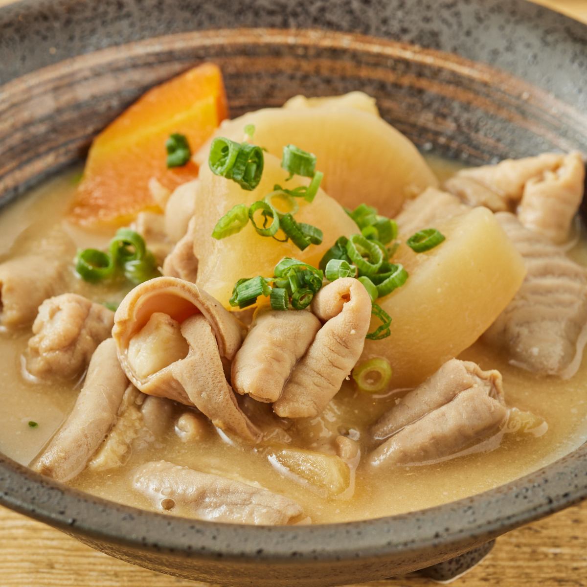 自家製もつ煮込みや特製餃子など旨い肉料理がたくさん◎