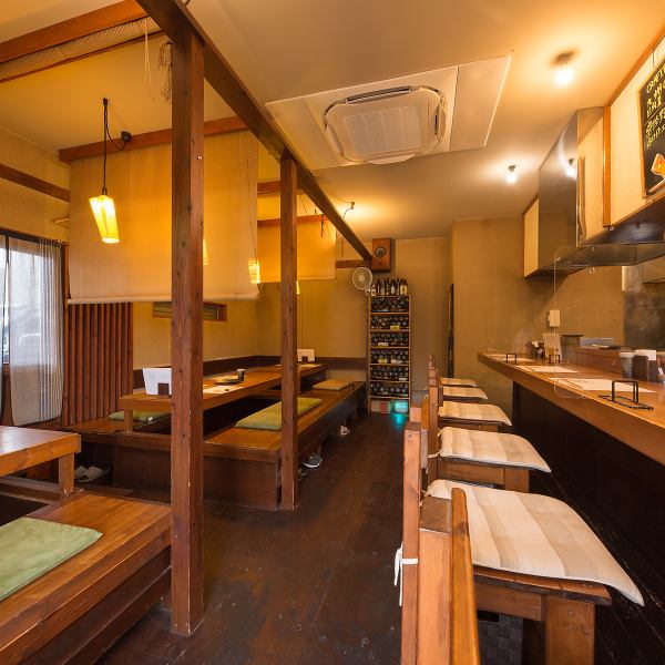 木をふんだんに使い、温かく落ち着いた和の雰囲気の店内。普段使いや大切な方とのお食事などにご利用いただけるカウンターは6席ご用意。ご家族連れやご宴会には、掘りごたつ席などご用意しておりますのでシーンに合わせてご利用いただけます◎店主がこだわり抜いた、美味しい串揚げとお酒を存分にご堪能下さい。