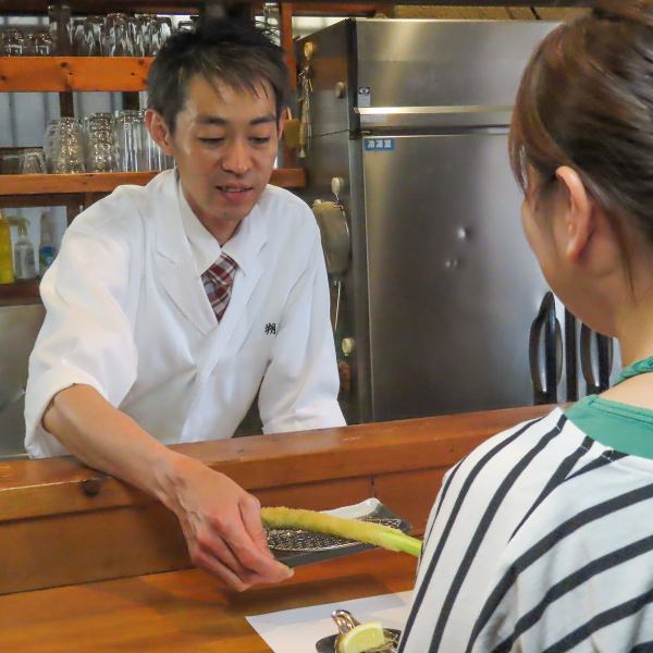 おひとり様や女性のお客様でもお気軽にお立ち寄り頂けるカウンターのお席、各種ご宴会におすすめの掘りごたつ席など、様々なシーンにピッタリなお席をご用意しております。お店の雰囲気を楽しむだけでなく、毎月変わる20～25種類の串揚げ、お酒の美味しさにも酔いしれることの出来る環境です。ご来店お待ちしております。