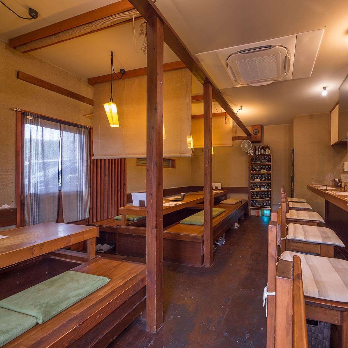 落ち着いた店内で絶品串揚げとお酒を存分にご堪能ください。