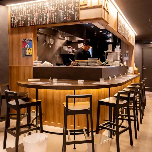【カウンター席】おばんざいを眺めながらお酒が飲めるカウンター席は、全部で8席ご用意しております。目の前で調理シーンを見ながら飲むのも楽しいですよ♪お一人様でもスタッフとお話しながらお食事が楽しめるので、お仕事帰りのサク飲みやおひとり飲みにもおすすめです◎