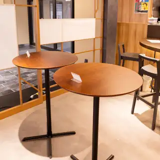 【昼飲み・サク飲みに最適！】サクッと気軽に立ち寄れるスタンドテーブル席を2席ご用意！お一人様での「サク飲み」や、お仕事帰りの「ちょっと一杯」にはもちろん、休日や早めの時間からの「昼飲み」にも大活躍の特等席です。手仕込みのおばんざいと美味しいお酒を囲んで、気取らず楽しいひとときをぜひお過ごしください！
