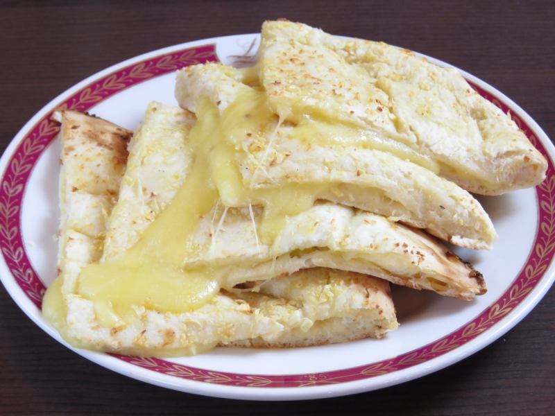 [Popular with women] Cheese garlic naan ♪
