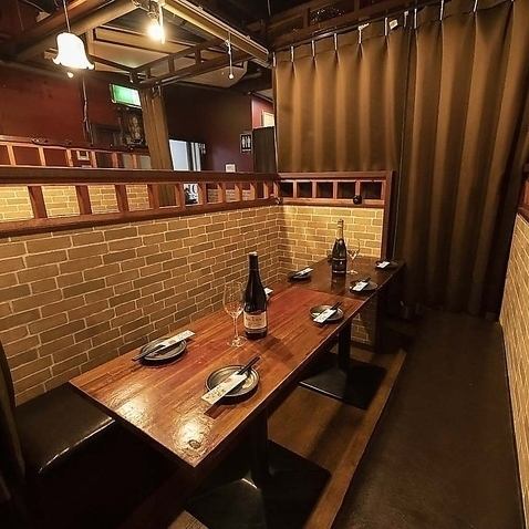 店内は広々とした設計で、動線にもゆとりがあり、お席の移動や荷物の置き場所にも困ることがありません。贅沢な造りの個室は、落ち着いた照明と洗練されたインテリアが魅力で、プライベートな時間をゆったりと過ごしていただけます。ご家族でのお食事はもちろん、接待や記念日など特別なシーンにもふさわしい