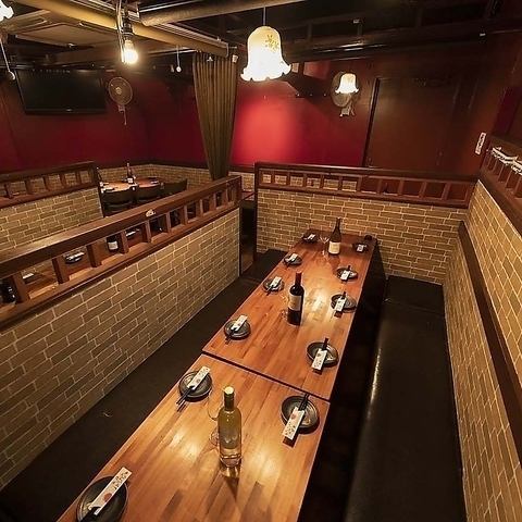 デザイナーによって描かれた、西欧地区のカントリー風デザインの外壁が目を引く、少人数向けのお席をご用意しております。温かみのある雰囲気の中で、コース料理はもちろん、アラカルトやドリンクも時間いっぱいまでゆっくりとお楽しみいただけます。こだわりのデザインが光る、新しいスタイルの店内へぜひお越しください。
