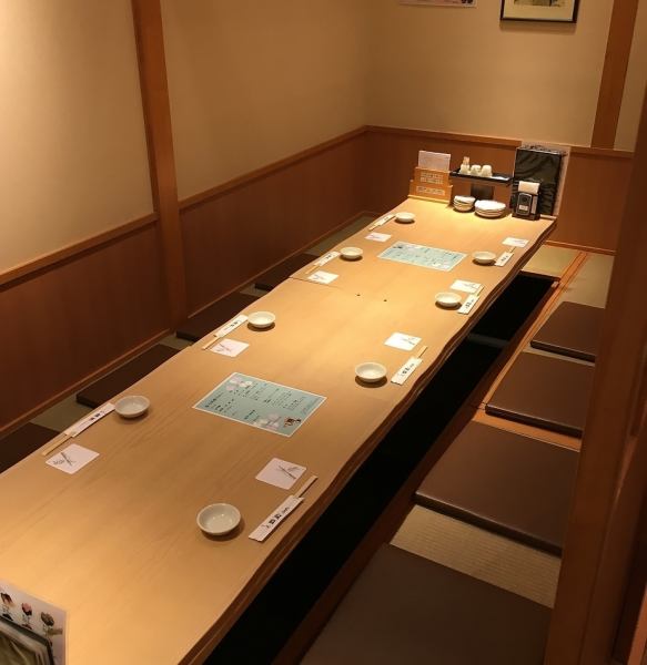 日本情緒溢れる和の佇まい。カウンターや広々座席で寿司の味わいを感じるも良し、会社の同僚と飲むも良しです。