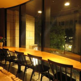 這是一個可以在外面欣賞風景的同時用餐的座位。你可以在約會或紀念日上花兩個人的空間。