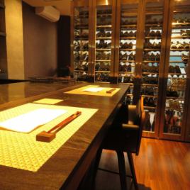 The counter has 10 seats in all.It is a special seat of the Teppanyaki shop where chef's dishes are seen at hand.