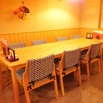 テーブル席は最大8名様でご利用できます。ご友人・お仲間とお料理を囲みながらお楽しみください♪