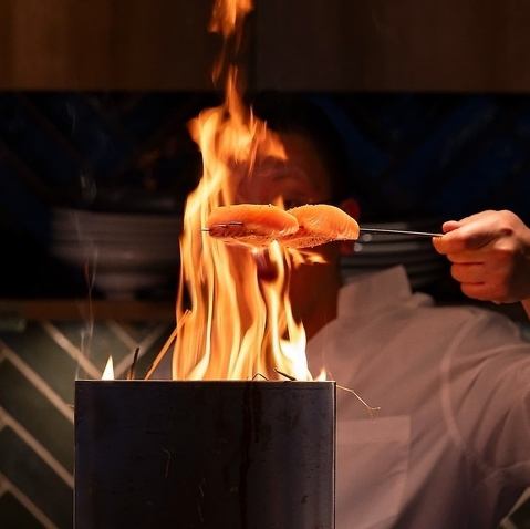インパクト抜群の大きい炉と藁焼きを目の前で楽しめる