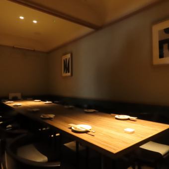 【宴会/包间】店内采用温暖的木材装饰，营造出轻松的氛围。我们可以容纳 6 人左右的小型聚会到 10 人或以上的中型聚会。