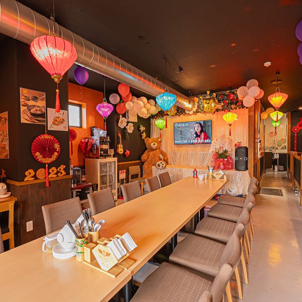 ≪氛围≫ 充满越南美食的魅力！我们的餐厅适合多人用餐，所以如果您与家人或朋友一起来访，您可以在美味的食物和温馨的氛围中度过一段愉快的时光。餐厅的设计灵感来自于越南会安市，就像是一个不同的世界！你可以在唱卡拉OK的同时享受正宗的味道！