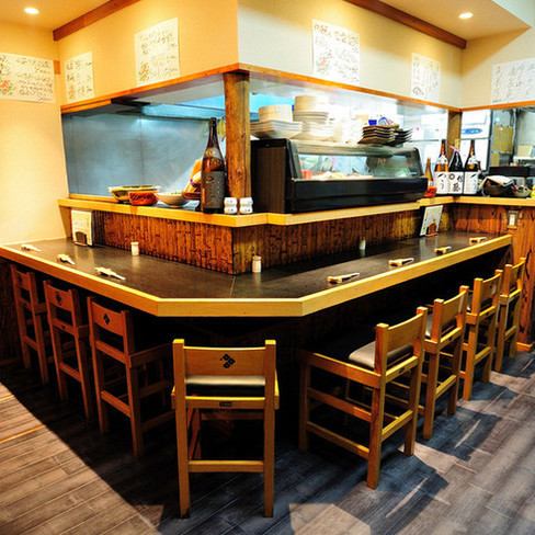 【アットホームな店内】落ち着きのある和空間の店内には、カウンター席・テーブル席・掘りこたつ席をご用意しております。料理人や店主と会話を楽しむならカウンター席がおすすめ◎お一人様はもちろん、出張でお越しの方も大歓迎です♪