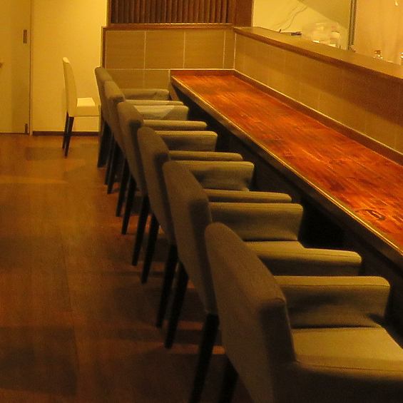 【也歡迎1人用餐】吧台有6個座位！即使是一個人也可以預約！在吧台可以一邊與工作人員交談一邊享用美食！