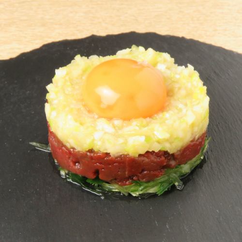 Horse meat and egg yolk yukhoe