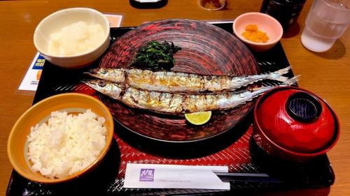 毎日TVで今年の秋刀魚は大きくて安い！
と放送してされているから、日曜日に見に行ったけど、大手スーパーでは一尾500円位してたから買うのを止めた。
それでも連日秋刀魚のニュースを見ていたら我慢出来ずお昼に大戸屋さんで食べてきた
美味しかった😃
秋刀魚食べたの4〜5年振りかも。

15〜20年前なら銚子漁港へ行くとバケツから溢れて
そこら中に転がっていたんだけどな
すっかり高級魚になってしまいました😭

#秋刀魚
#さんま
#サンマ