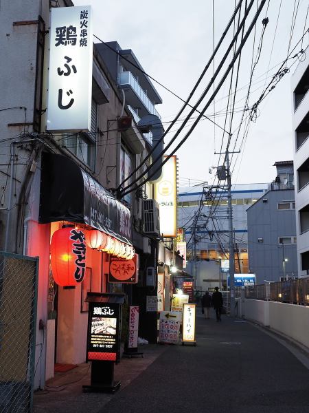 Our shop is about 1 minute on foot from the west exit of Keisei Funabashi Station.The red lantern that you can see when you go straight down the narrow path from the station is a landmark! A craftsman prepares exquisite yakitori grilled on charcoal and a variety of alcoholic drinks and we are waiting for everyone's use! We are fully equipped ♪