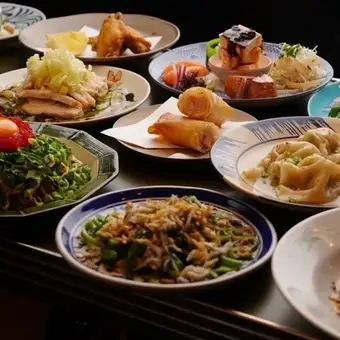 享用包含大蝦和牡蠣的海鮮中式套餐，價格為 5,000 日圓（另加 500 日圓可享暢飲）。