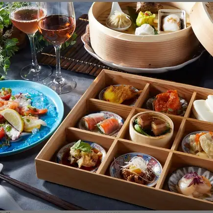 豪華晚餐套餐，包含八道開胃菜和高品質中式菜餚，其中包括高級品牌螃蟹。