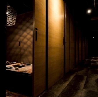 Please feel free to contact us with any requests regarding seating or banquets. Downlights gently illuminate the room, creating a relaxing atmosphere.