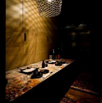 A fully private room with a door for all seats in a relaxed atmosphere with a Japanese and modern theme. Fully private rooms available for 2 people to large groups. A private space perfect for entertaining or banquets near Sakae Station.