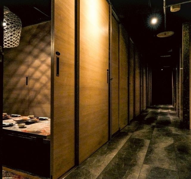 【全席完全個室】栄駅から徒歩5分の好立地！和の趣をイメージした個室空間♪デート、記念日、接待などにも最適なプライベート空間。誕生日や記念日のサプライズも◎ゆったりと足をのばしてお寛ぎ頂ける掘り炬燵席となっております。