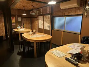 【少人数での飲みに◎】昭和レトロな雰囲気が漂う、普段使いにぴったりのテーブル席。ご友人同士の集まりや仕事仲間の飲み会、女子会にもおすすめです。美味しい料理を囲んで、賑やかな時間をお楽しみください。