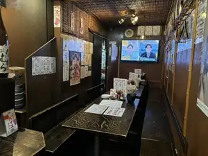 【各種ご宴会に最適！】広々としたレイアウトで、中規模の飲み会や会社宴会、打ち上げに大活躍のテーブル席。木を基調とした落ち着く空間で、ゆったりと寛ぎながら自慢の宴会コースを堪能できます。人気のお席のため、早めのご予約がおすすめです！