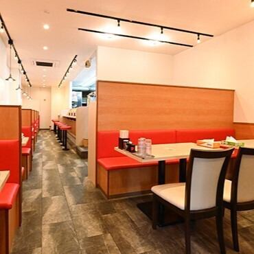 【◆明るく落ち着く雰囲気◆】当店は、お一人様・学生・ご家族連れ・サラリーマンの方々など、どなたでも気軽に楽しみやすい空間となっております！清潔感があり、落ち着く雰囲気もありつつ、スタッフや照明から、明るさと入りやすさを兼ね備えたお店です。リラックスしたひとときをお過ごしください！