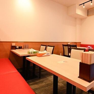 【◇カウンター＆テーブル席◇】店内には2種類のお席をご用意しております。お一人様のご利用にもピッタリなカウンター席は、12席分ございます。飲み会や宴会などにも最適なテーブル席は、全44席。一部のお席はソファー席となっております！仕事帰りの一杯やお仲間・ご家族での食事にぜひご利用ください！
