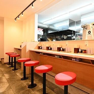 カウンター12席。肩肘張らずに落ち着ける空間で、リラックスしたひとときをお過ごしください。