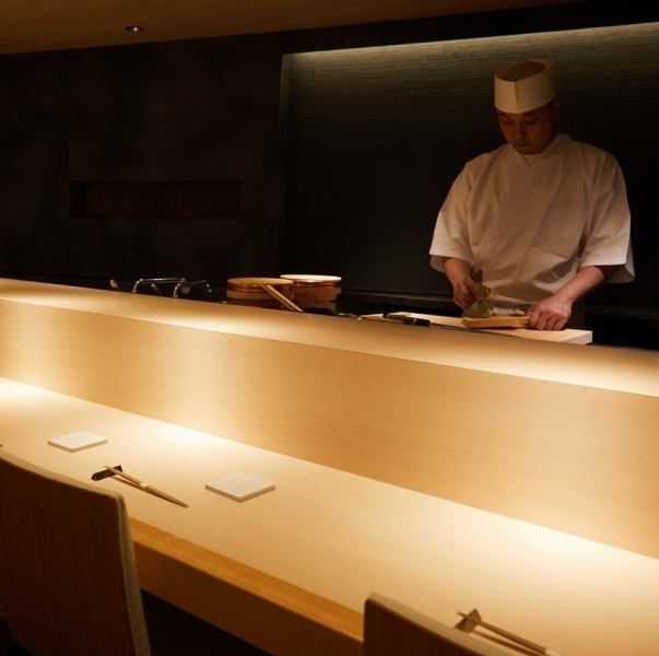 您還可以在視覺上享受廚師在您面前製作的壽司。我們正在等待您在豪華櫃檯與您的親人共度時光，慶祝或隱身使用。單次使用也是可能的。