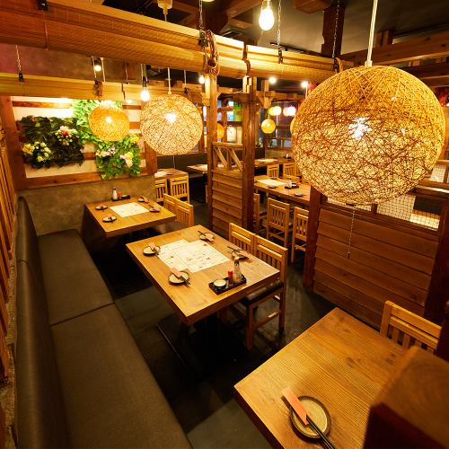 ごゆっくりお寛ぎ頂けるソファ席をご用意しております♪会社の集まりや送別会、同窓会などにも対応可能です。人数に合わせて席のレイアウト調整もOK。幹事様にも嬉しい、ゆったりと過ごせる人気スペースです。