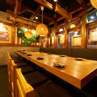 木のぬくもりを感じる落ち着いたテーブル席は、友人との食事や少人数での飲み会にぴったり。程よい距離感で会話も弾み、居心地の良い雰囲気が魅力です。仕事帰りの一杯やカジュアルなデートにもおすすめ。