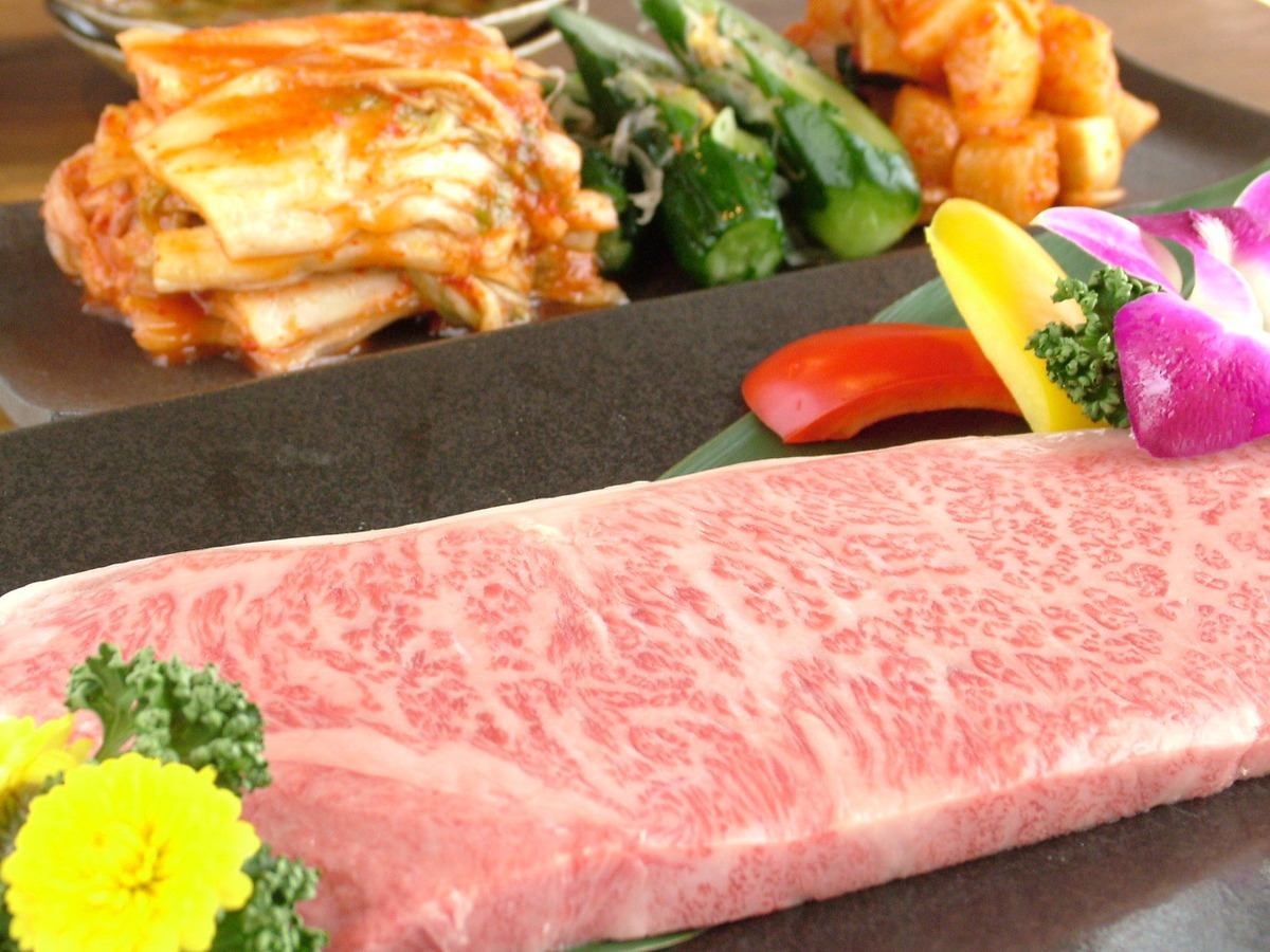 Kobe beef top loin 1,848 yen (tax included) and many other high-quality meats.The interior is also stylish