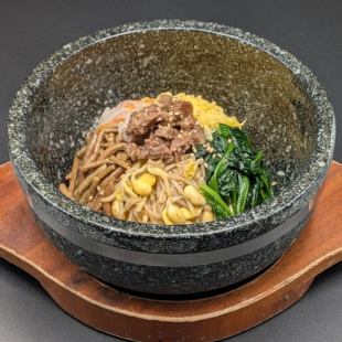 石头煮熟的石锅拌饭